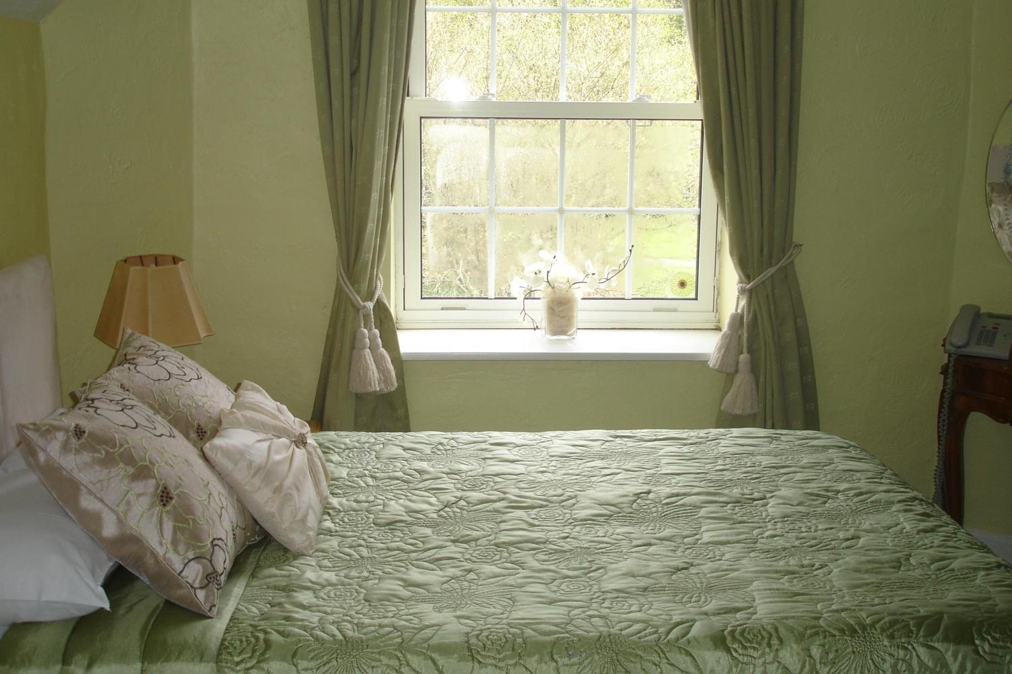 Fox & Hounds Country Hotel Chulmleigh Room photo